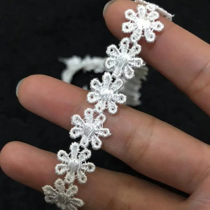 ruban dentelle blanche motifs fleurs classique decoration metres polyester opacite