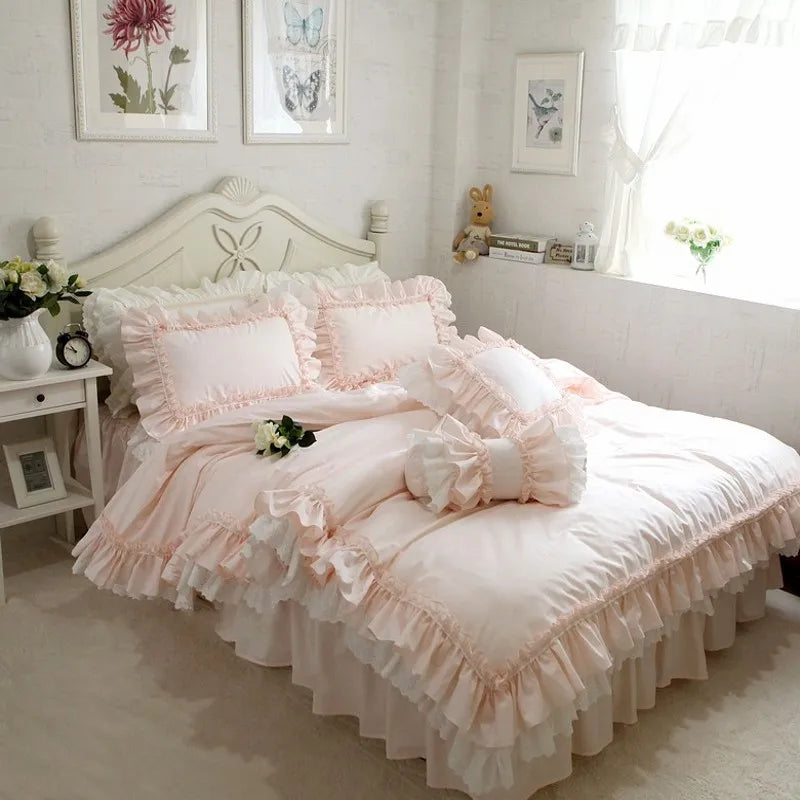 Parure de lit rose en coton avec volants dentelle sur lit