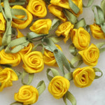 rubans satinés fleurs roses plissées décoratifs violet jaune bleu marine orange rouge