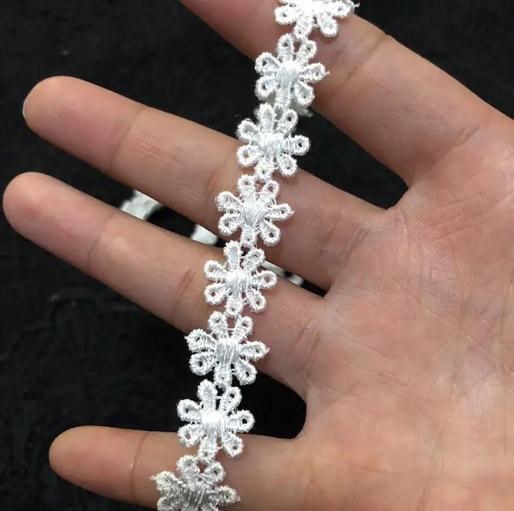 ruban dentelle blanche motifs fleurs classique decoration metres polyester opacite