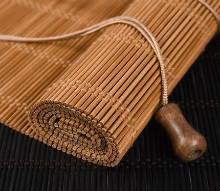 stores enrouleurs bambou marron clair rayures horizontales opaques moderne intérieure extérieure fenêtre française