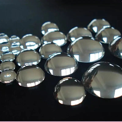 Presse-papier en verre cristal transparent demi-boule loupe sur un bureau