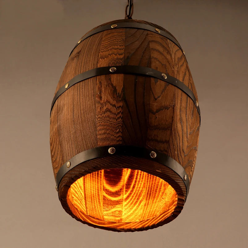 Lampe suspendue au-dessus d'une table de salle à manger