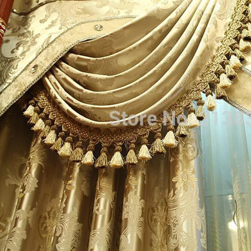 rideau fleuri classique beige marron bleu ornementation élégant intérieur fenêtre