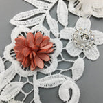 ruban dentelle fleurs brodées rose pâle mariage blanc décor solubre écologique