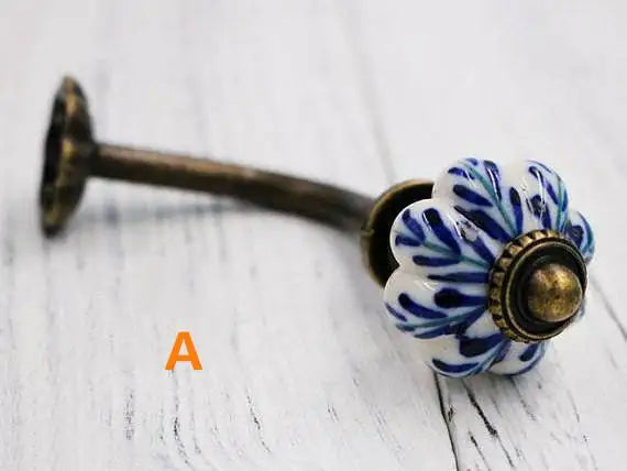 porte manteau vintage crochets fleur stylisée blanc bleu doréversible fixer vis