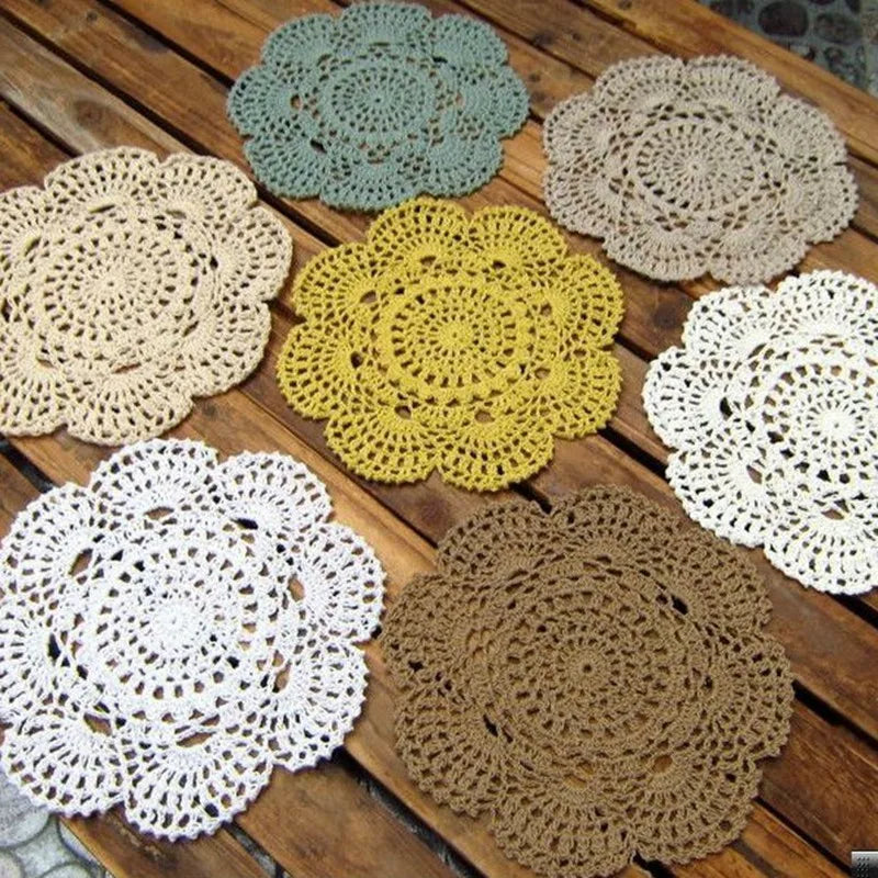 Napperon crochet jaune clair sur étagère avec plantes