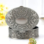boîte bijoux vintage métal ornements floraux argenté clapets tissu intérieur blanches broche pierres précieuses