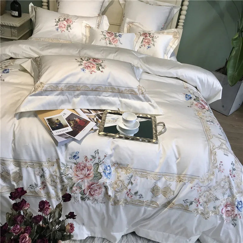 Parure de lit blanche dans une chambre décorée avec style moderne
