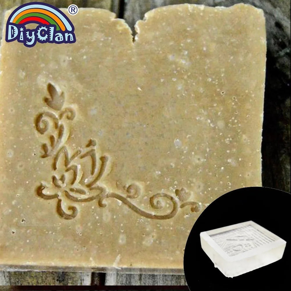 savon artisanal blanc motifs floraux gravés texture granuleuse traditionnel sans anse utilisation