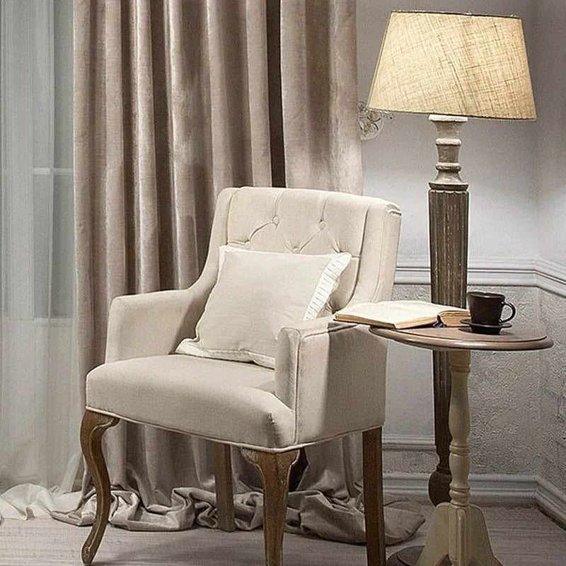 Fauteuil élégant avec un design classique, parfait pour le salon ou le bureau. Dispose d'un dossier capitonné et d'accoudoirs confortables. Accompagné d'une table d'appoint circulaire, idéale pour une tasse de café ou des livres. L'ensemble crée une ambiance chaleureuse et accueillante, idéale pour la détente ou la lecture.