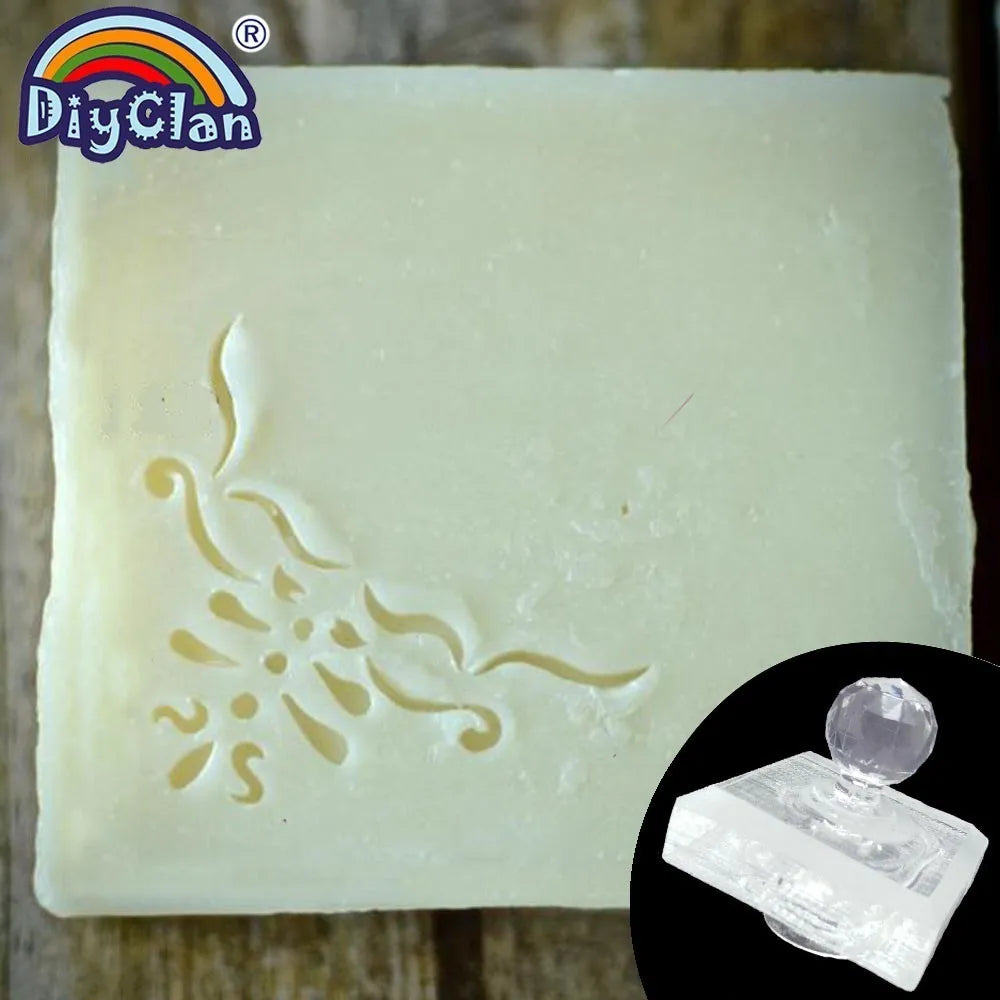 savon artisanal blanc motifs floraux gravés texture granuleuse traditionnel sans anse utilisation