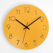 horloge murale bois moderne jaune blanc noir chiffres imprimés minimaliste aiguilles noires fixations murales