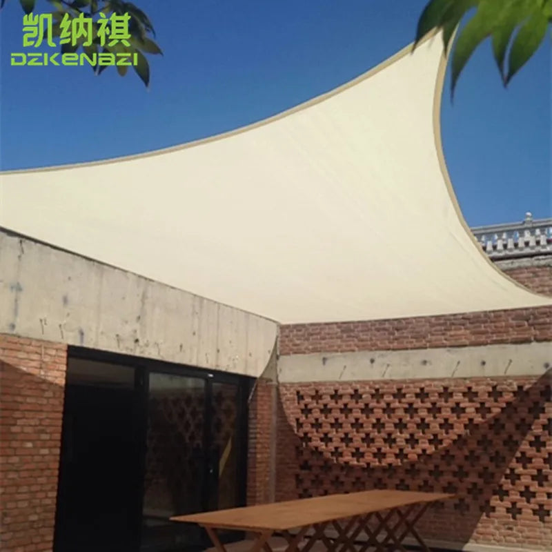toile d'ombrage imperméable beige clair terrasse jardin anneaux métalliques protection solaire