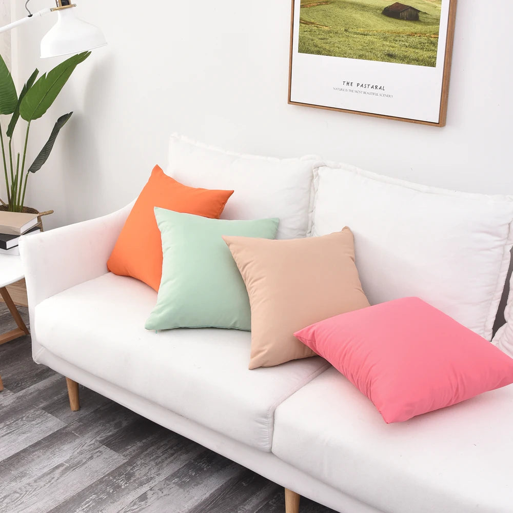 Housse de coussin noir uni sur siège de terrasse