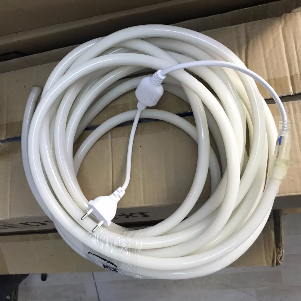Tube néon LED violet flexible créant un motif décoratif