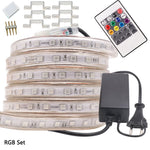 Bande LED extérieure RGB étanche IP67 illuminant un jardin de nuit