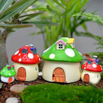 décoration miniature maison champignon résine rouge vert jaune rose fantaisie pastoralette porte fenêtre toit
