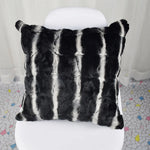 coussin patchwork fourrure lapin gris noir horizontal moderne décoration intérieure lit siège voiture