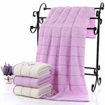 serviettes coton violet brodé fleurs classiques blanches maison rapide douces