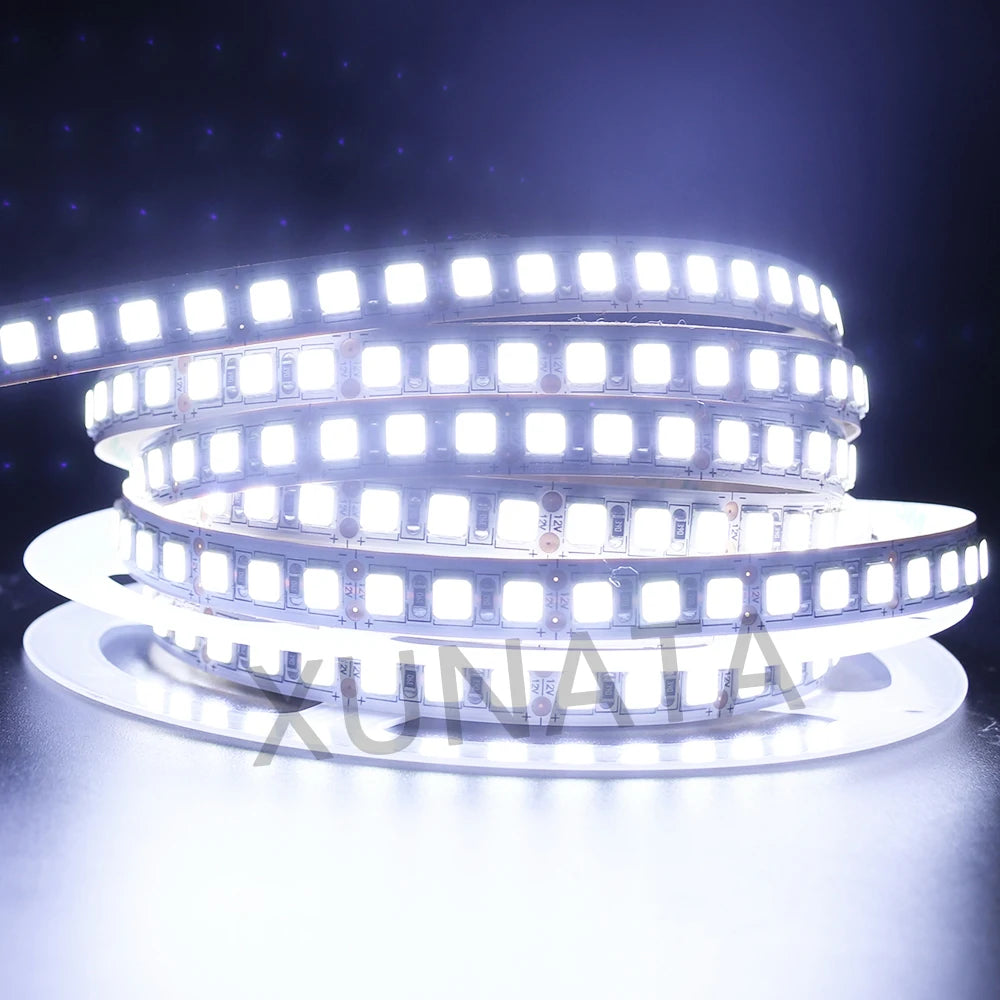 Ruban LED découpé et adapté à un contour de miroir