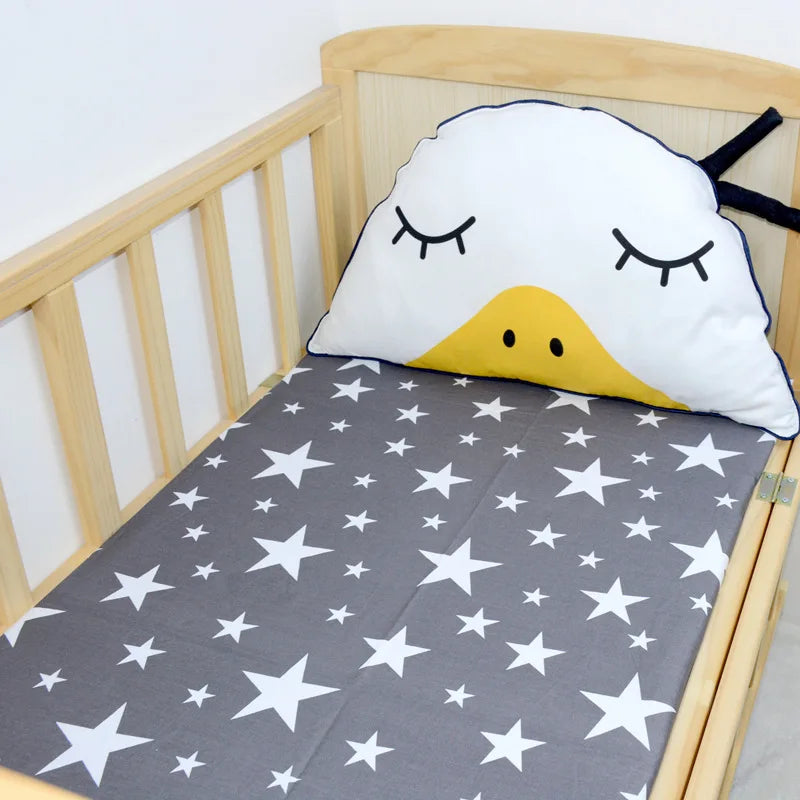 drap housse lit bébé coton motif oiseau étoile enfant chambre moderne blanc jaune gris