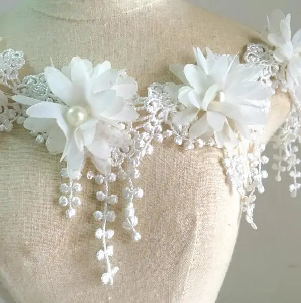 ruban décoratif blanc dentelle fleurs élégant romantique vêtement robe personnalisable textile embellissement sophistication