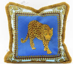 coussin décoratif motif léopard imprimé bordure frangée animalier coton polyester bleu jaune marron