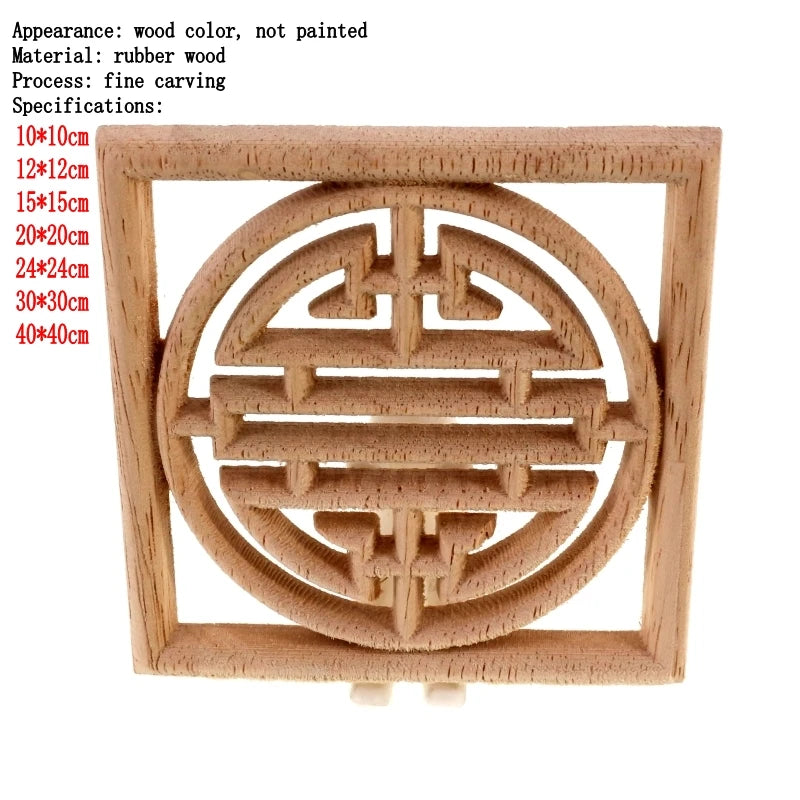 Détail de la sculpture en relief sur la décoration murale en bois
