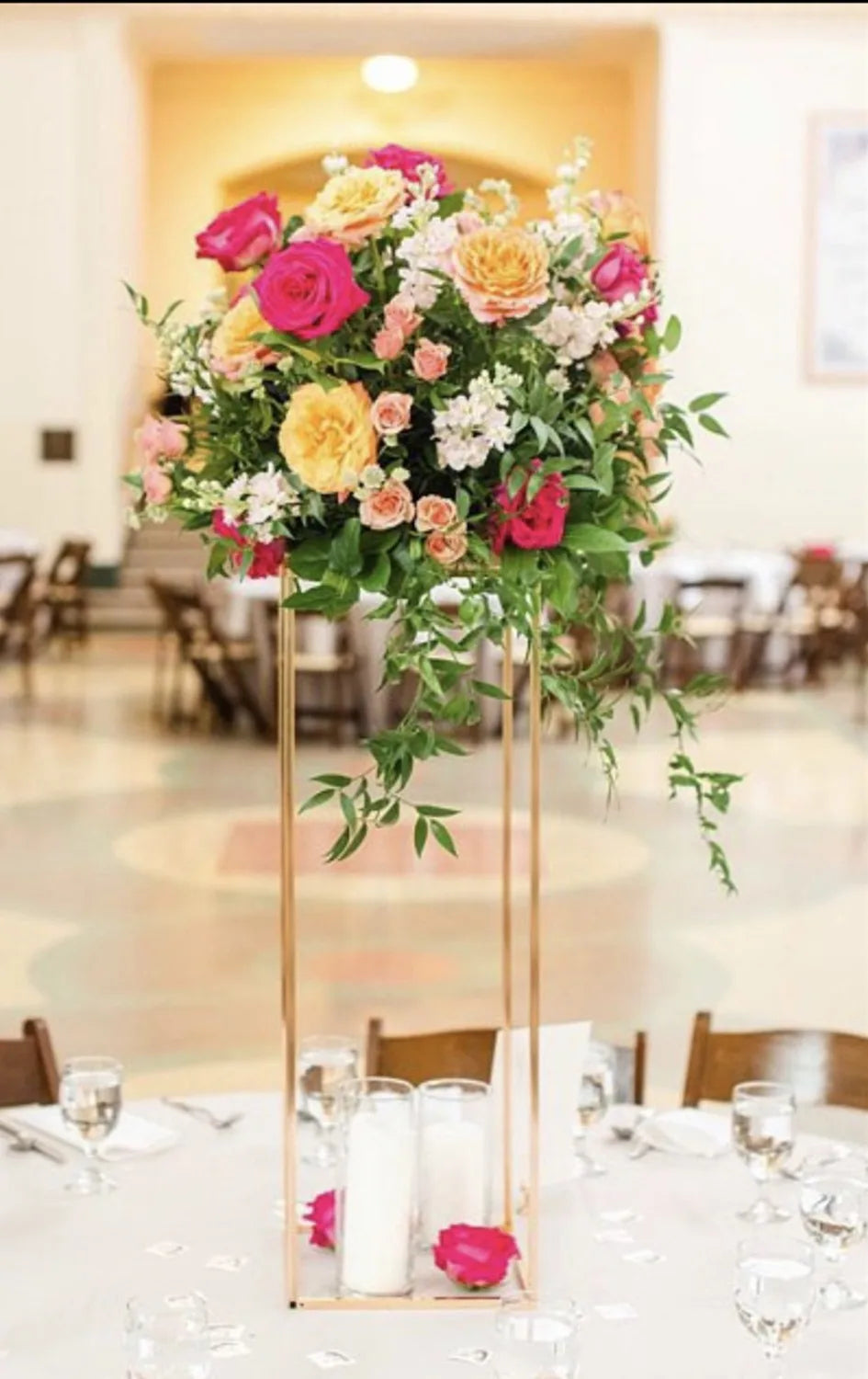 bouquets fleurs artificielles roses jaunes blancs vertes supports dorés mariage anniversaire événements élégants classiques