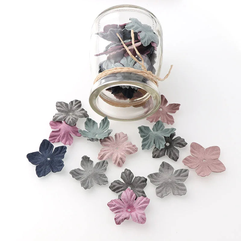 Centre de table avec fleurs en cuir et bougies