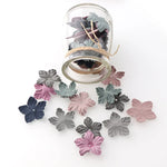 Centre de table avec fleurs en cuir et bougies