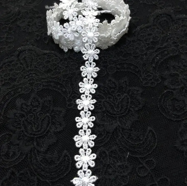 ruban dentelle blanche motifs fleurs classique decoration metres polyester opacite