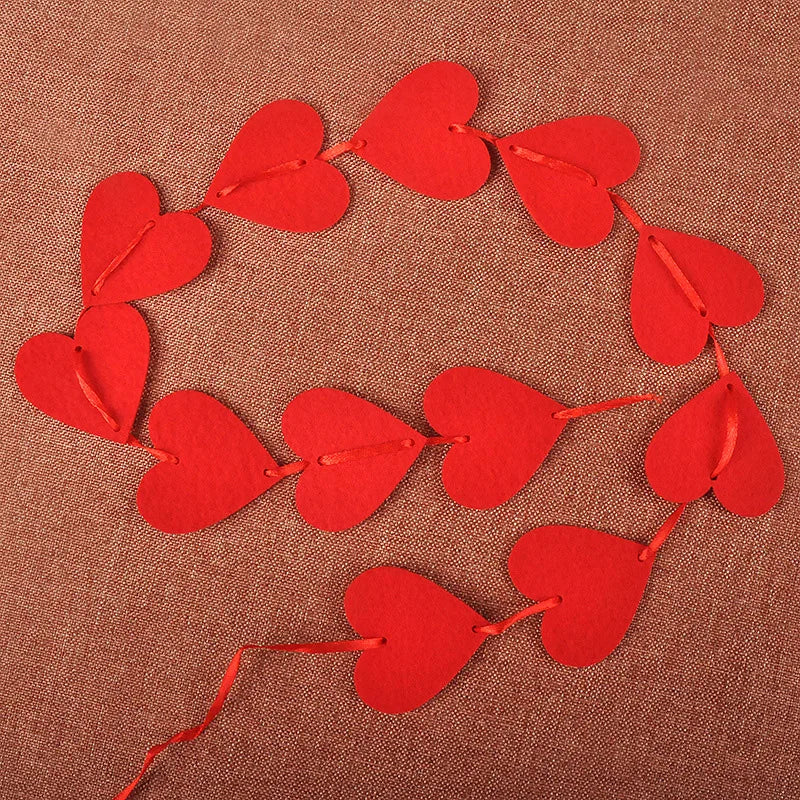 Détail des cœurs en tissu non tissé de la guirlande romantique