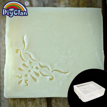 savon artisanal blanc motifs floraux gravés texture granuleuse traditionnel sans anse utilisation
