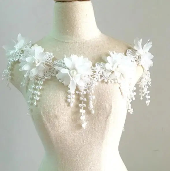 ruban décoratif blanc dentelle fleurs élégant romantique vêtement robe personnalisable textile embellissement sophistication