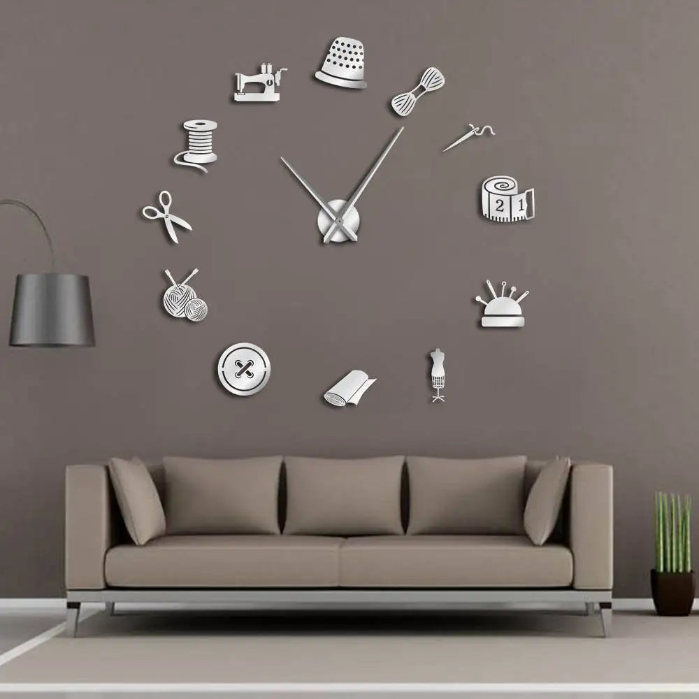 Détail des aiguilles et du mouvement quartz de l'horloge murale