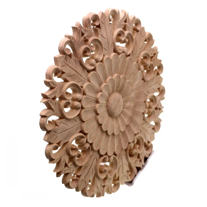 Détail de la sculpture florale sur l'applique en bois