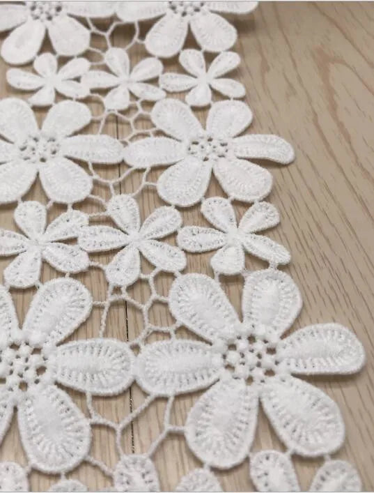 dentelle polyester fleurs blanches traditionnelle opaques haute qualité couture décoration artisanale solubre ecolo