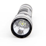 lampe torche led noire texturée moderne distance éclairage 100 200 metres