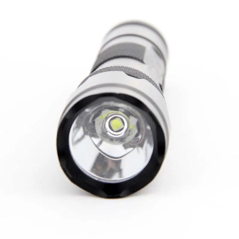 lampe torche led noire texturée moderne distance éclairage 100 200 metres
