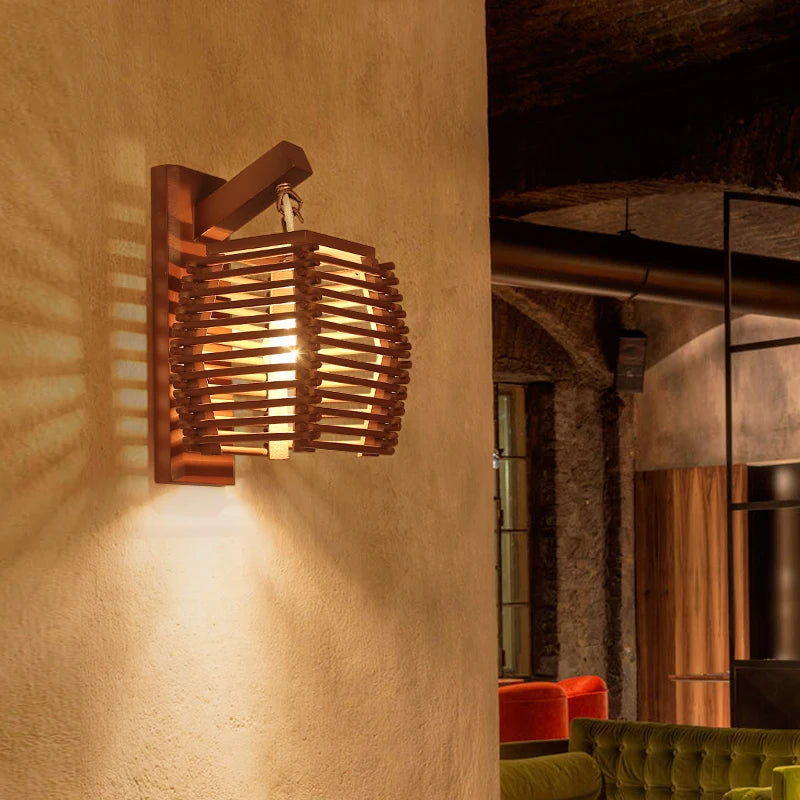 Applique murale en bambou vintage blanche allumée dans un couloir