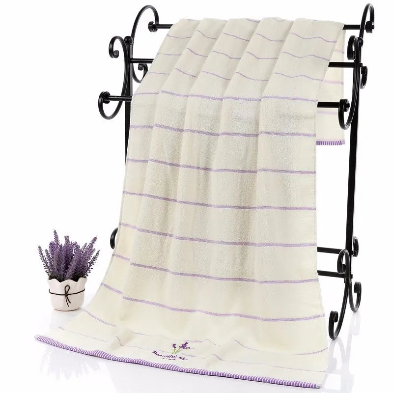 serviettes coton violet brodé fleurs classiques blanches maison rapide douces