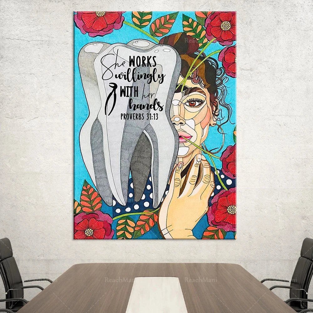 Une femme au visage expressif est entourée de fleurs et de feuilles colorées, avec une inscription inspirante en anglais sur son travail avec ses mains.