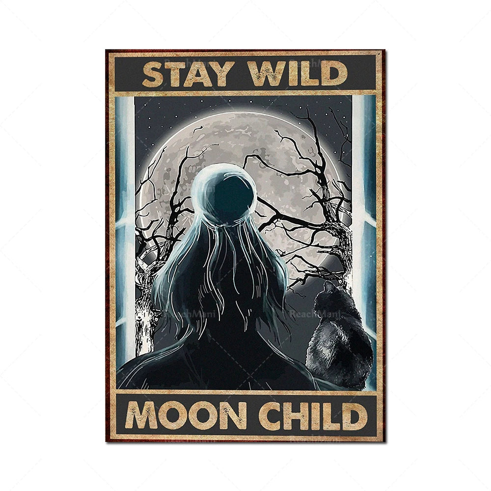 Dans cette image de style vintage, on peut voir une personne encapuchonnée face à une lune énorme, entouré d'arbres noirs et de branches. Le texte indique "STAY WILD MOON CHILD", évoquant un thème mystique et sauvage.