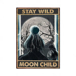 Dans cette image de style vintage, on peut voir une personne encapuchonnée face à une lune énorme, entouré d'arbres noirs et de branches. Le texte indique "STAY WILD MOON CHILD", évoquant un thème mystique et sauvage.