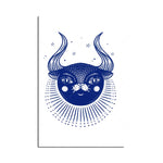 Une illustration stylisée d'un visage de chat fantastique aux grands yeux et cornes sur un fond blanc, entouré d'étoiles.