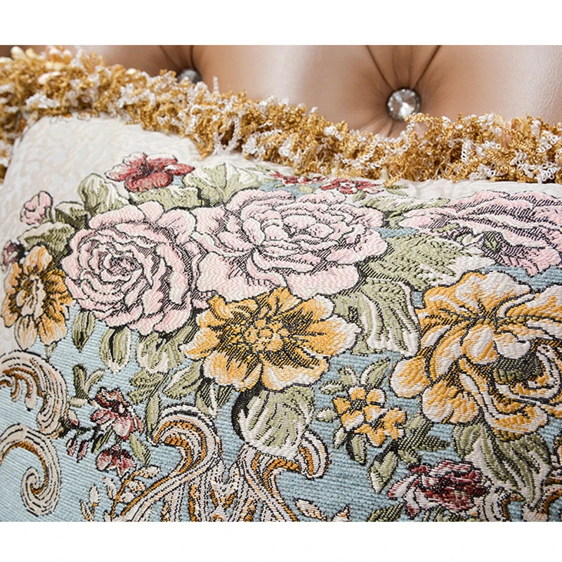 Somptueux tapis de fleurs aux couleurs chatoyantes, avec des motifs de roses, de pivoines et de chrysanthèmes sur un fond bleu et doré.