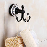 accessoires salle bain noir blanc motif floral classique porte serviettes papier toilette porte savon