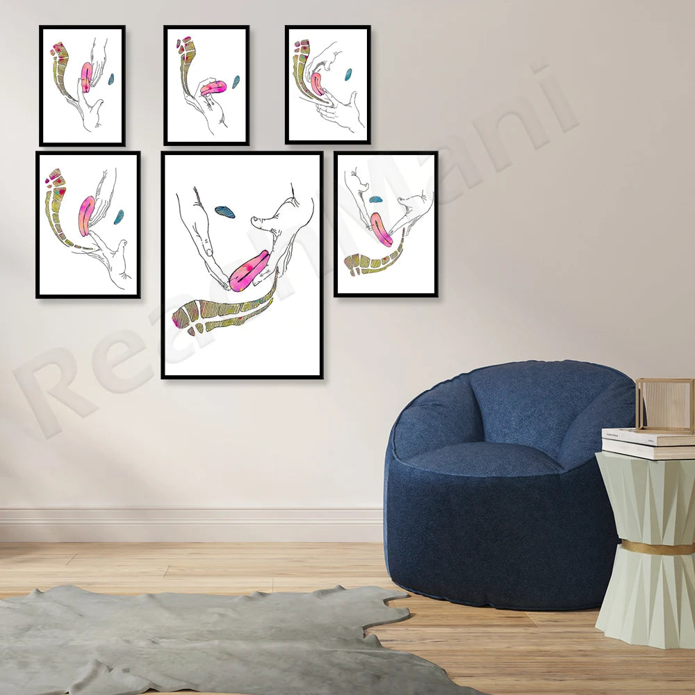 L'œuvre d'art abstraite avec des formes colorées crée une ambiance moderne et épurée dans cette pièce.